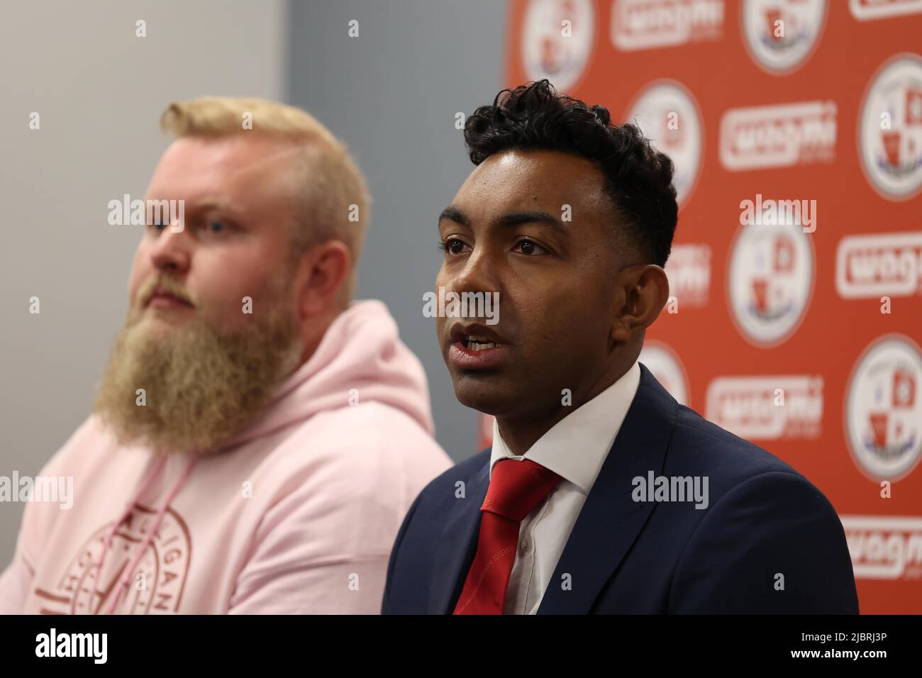 Crawley, Royaume-Uni. 8th juin 2022. Preston Johnson, président du club de football de Crawley Town, avec le nouveau directeur Kevin Betsy lors d'une conférence de presse au stade Broadfield de Crawley. Credit: James Boardman / Alamy Live News Banque D'Images