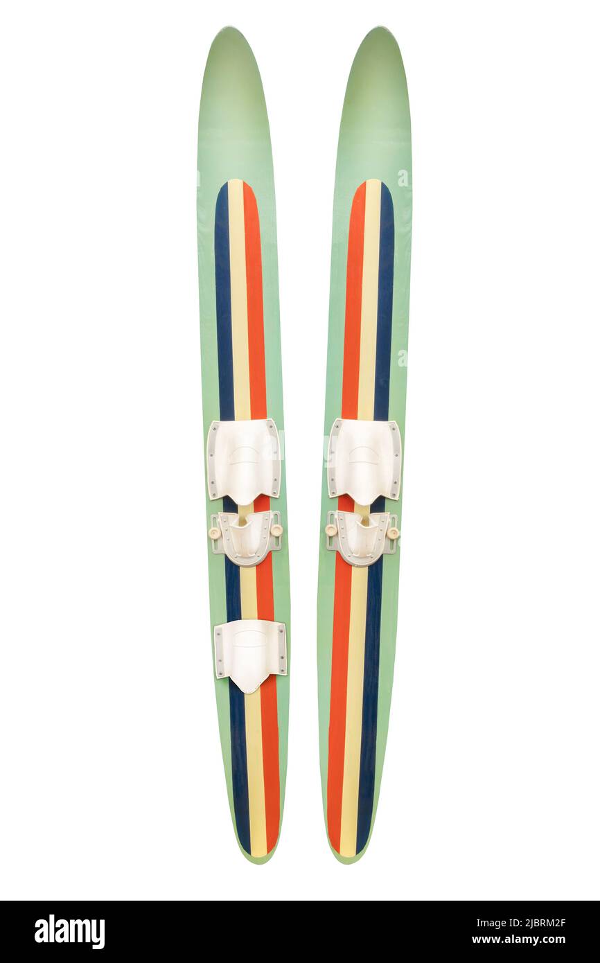 Deux skis nautiques vintage altérés isolés sur un fond blanc Banque D'Images