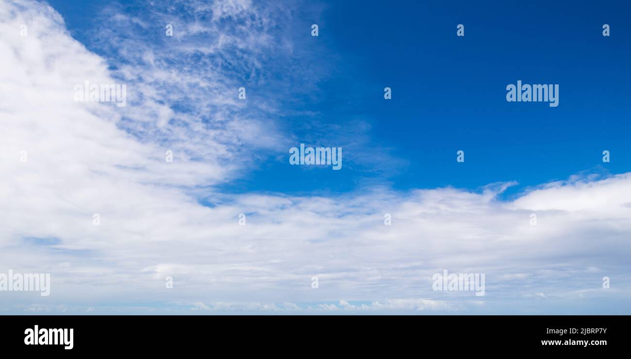 Les nuages blancs sont dans le ciel bleu profond, texture naturelle de la photo d'arrière-plan Banque D'Images