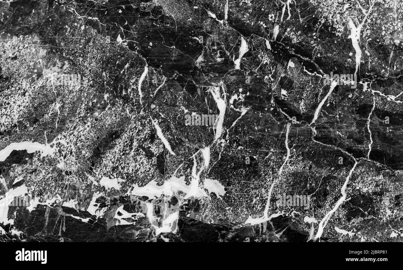 Pierre en marbre noir naturel avec nervures blanches. Texture de la photo d'arrière-plan, vue de face Banque D'Images