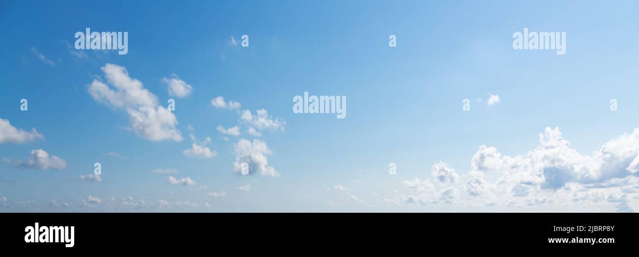 Les nuages blancs sont dans le ciel bleu, la texture panoramique naturelle de la photo d'arrière-plan Banque D'Images