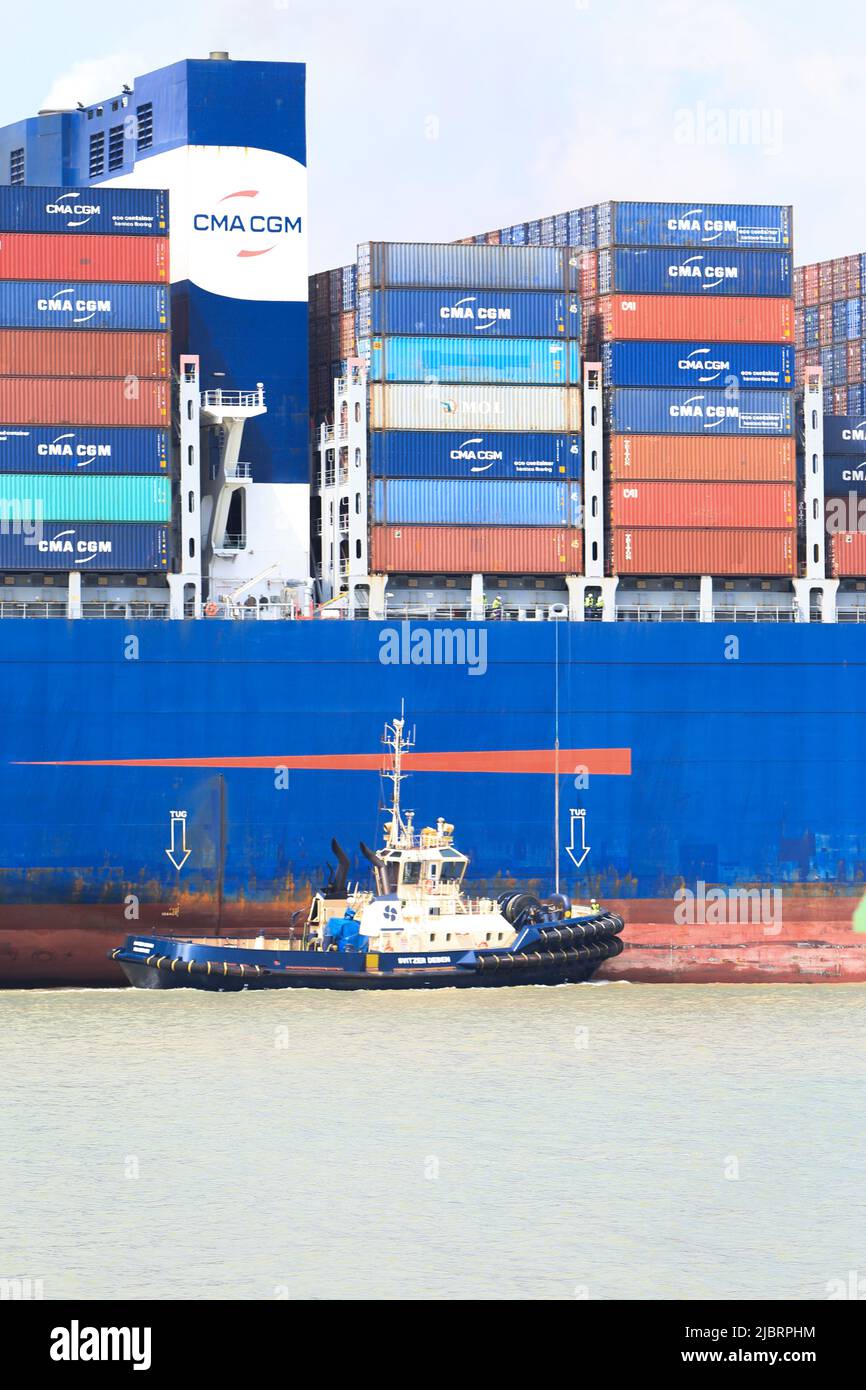 Navire à conteneurs CMA CGM Jean Mermoz entrant dans le port de Felixstowe assisté par le remorqueur Svitzer Deben. Banque D'Images