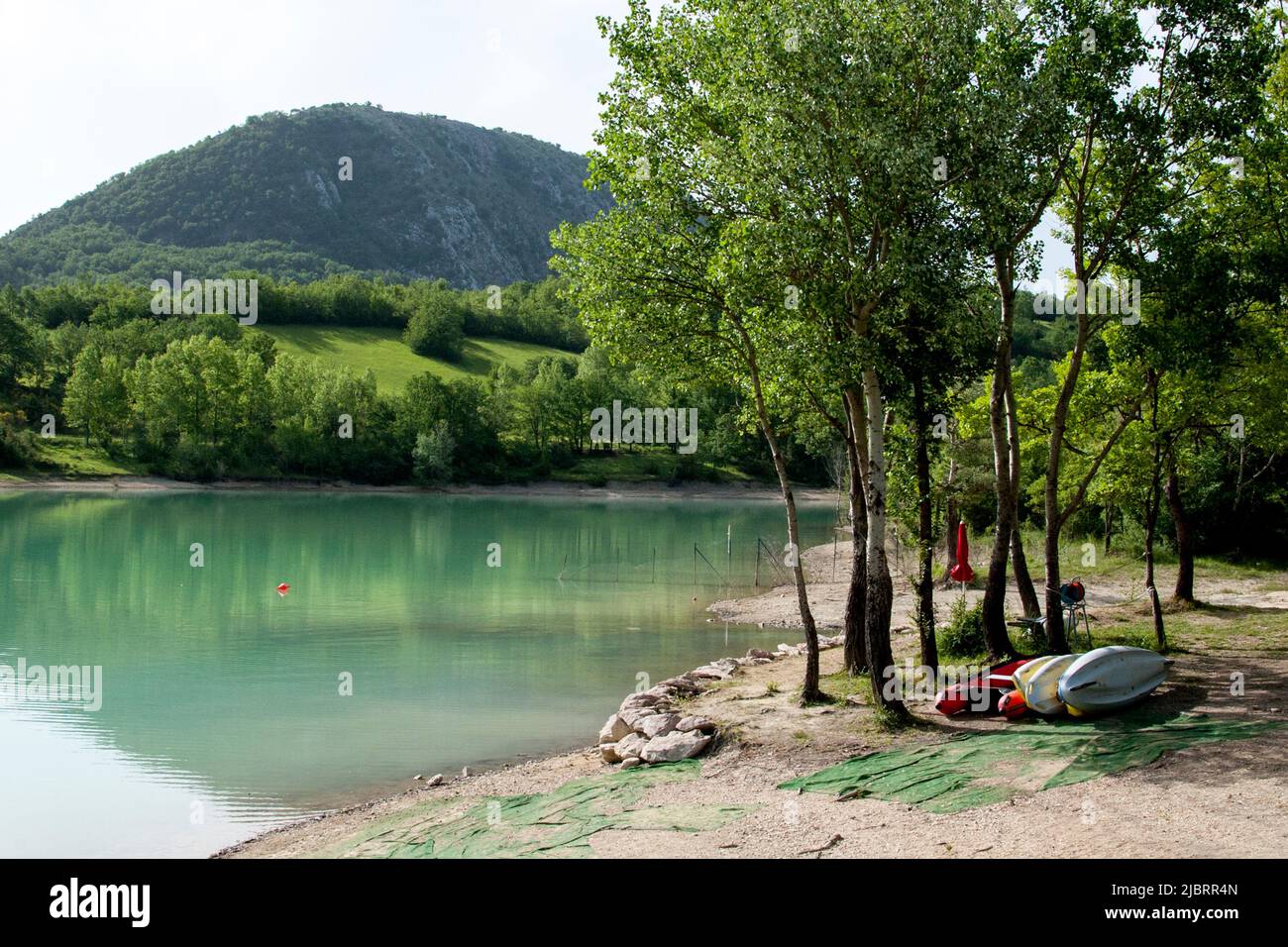 Lac de Castel San Vincenzo, un lac turquoise artificiel qui fait partie de l'Oasis Mainarde dans le Parc National des Abruzzes, Lazio et Molise. Banque D'Images