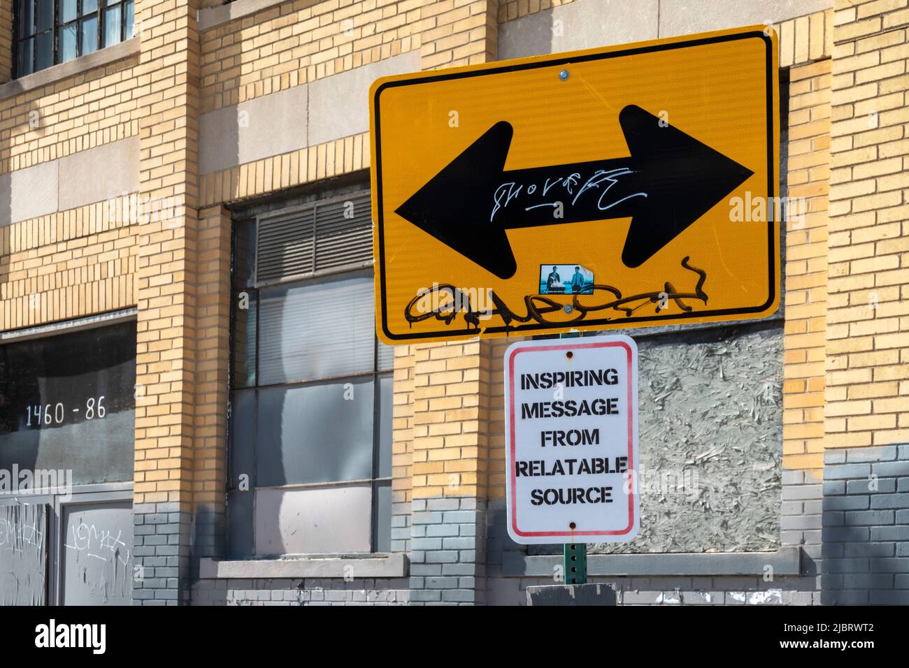 Detroit, Michigan - Un panneau de signalisation avec un message inspirant, mais troublant. Banque D'Images