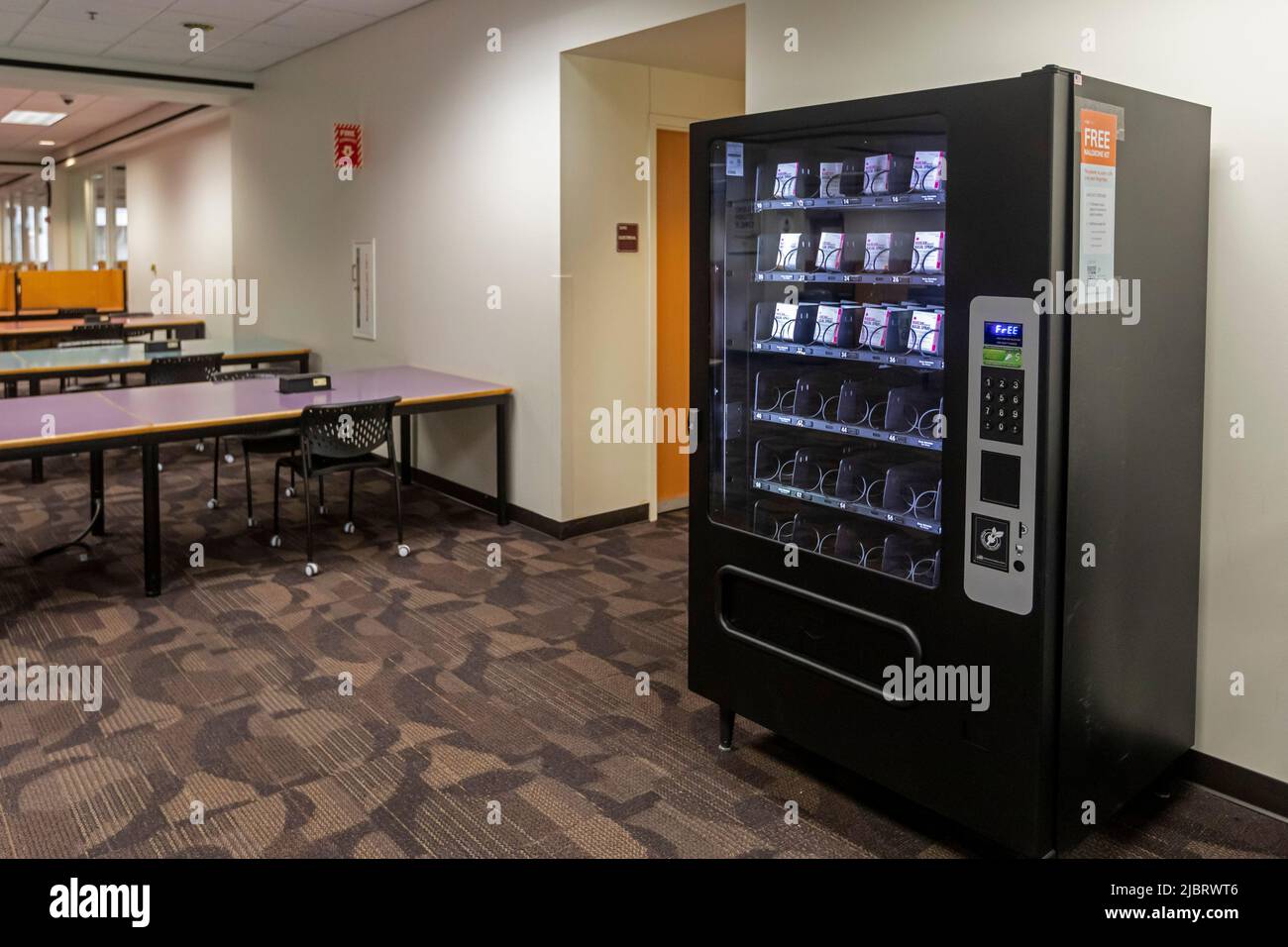 Detroit, Michigan - Un distributeur automatique dans la bibliothèque de premier cycle de l'université d'État de Wayne distribue des paquets gratuits de Narcan (naloxone), qui peut pr Banque D'Images