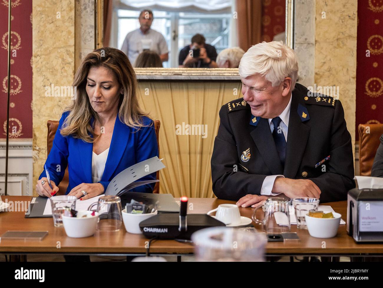 2022-06-08 13:50:35 LA HAYE - Dilan Yesilgoz, ministre de la Justice et de la sécurité (L), chef de police Henk van Essen (R) pendant la signature au Centre pour les relations industrielles pour les employés du gouvernement (CAOP). Après des mois de négociations et de diverses actions, une convention de négociation a été conclue sur une nouvelle convention collective de police. ANP REMKO DE WAAL pays-bas hors - belgique hors Banque D'Images