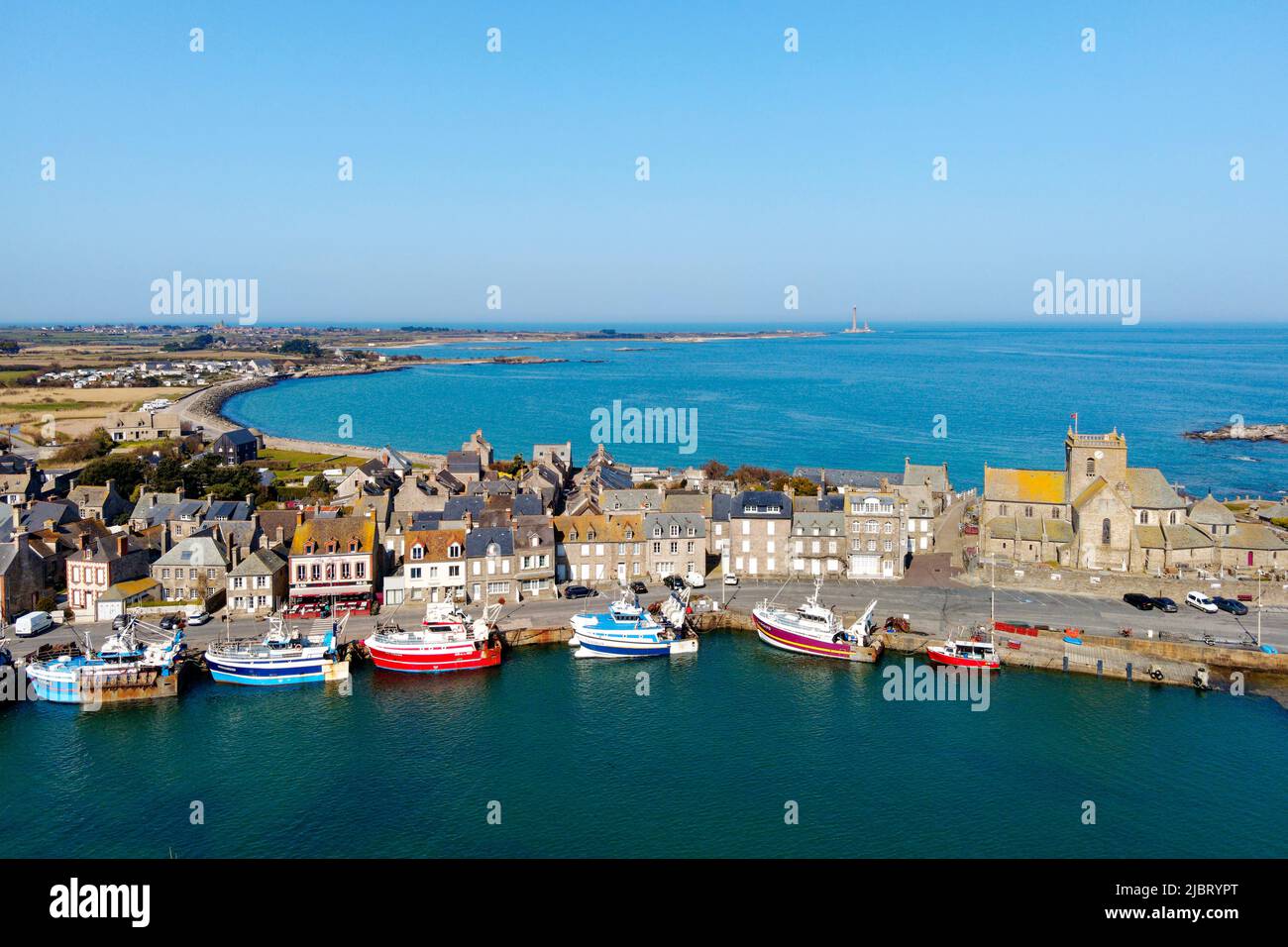 France, Manche, Cotentin, Barfleur, étiqueté les plus Beaux villages de France (les plus beaux villages de France), port de pêche et de pêche avec église Saint Nicolas construite du 17th siècle au 19th siècle et phare de Gatteville en arrière-plan (vue aérienne) Banque D'Images