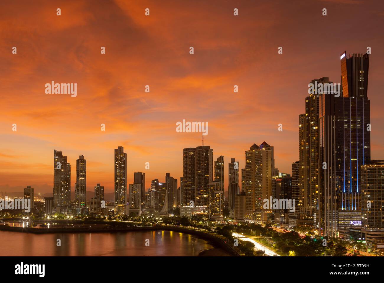 Panama, Panama City, coucher de soleil sur la ville moderne de Punta Paitilla Banque D'Images