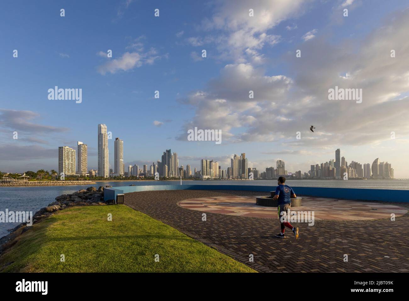 Panama, Panama City, jogger sur la promenade avec la ville moderne en arrière-plan Banque D'Images