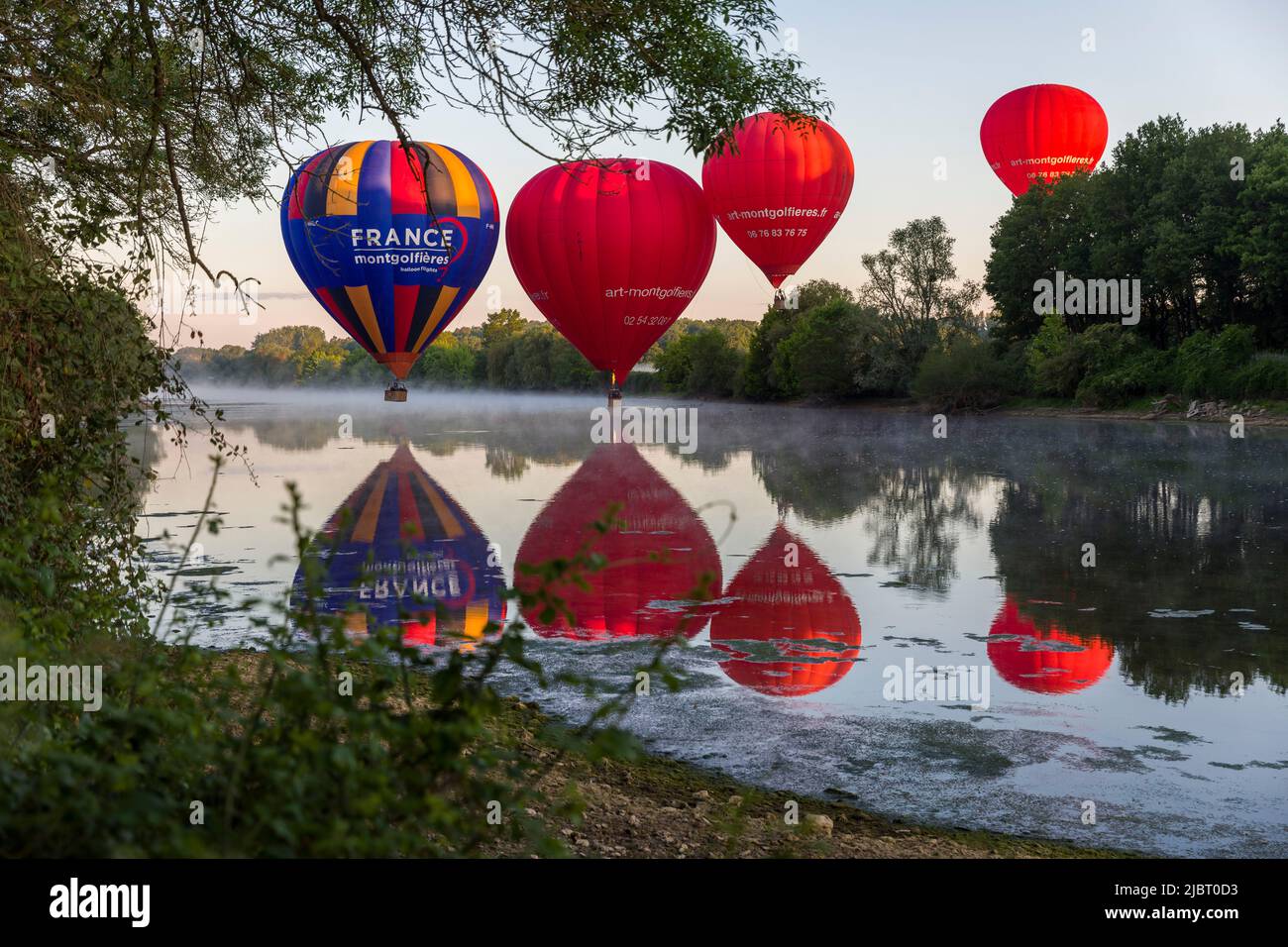 France, Indre et Loire, vallée de la Loire classée au patrimoine mondial de l'UNESCO, Civray-de-Touraine, vol matinal de ballons à air chaud plongeant leur panier dans le cher Banque D'Images
