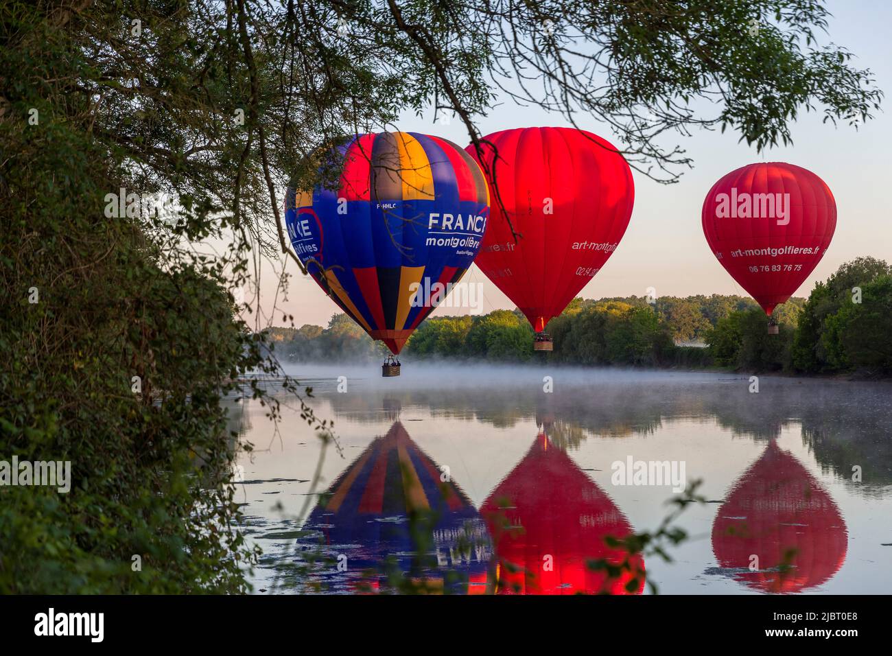 France, Indre et Loire, vallée de la Loire classée au patrimoine mondial de l'UNESCO, Civray-de-Touraine, vol matinal de ballons à air chaud plongeant leur panier dans le cher Banque D'Images