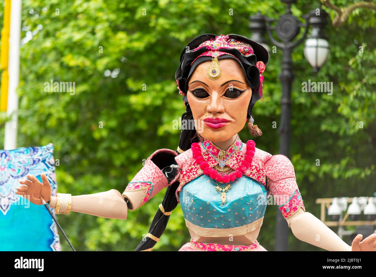 Marionnette féminine indienne à la parade du Jubilé de platine de la Reine dans le Mall, Londres, Royaume-Uni. Fait partie de la célébration du carnaval de Global Groove Banque D'Images