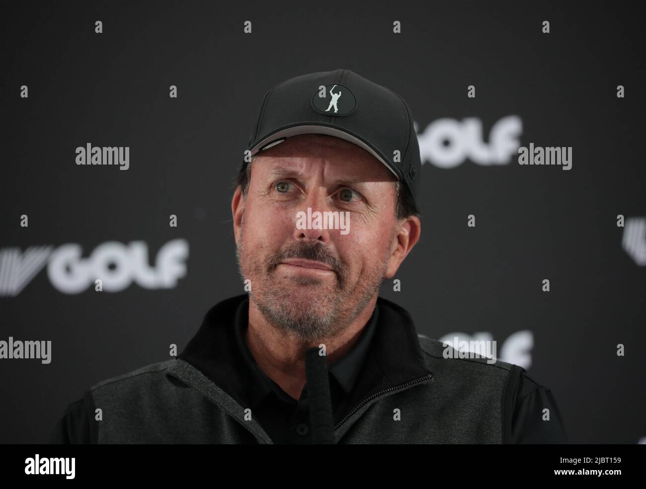 Londres, Royaume-Uni. 08th juin 2022. L'américain Phil Mickelson répond aux questions des médias lors d'une conférence de presse pour l'inauguration de l'événement de golf du LIV au club Centurion de Hertfordshire, mercredi, 08 juin, 2022.l'événement est controversé en raison de golfeur tels que Dustin Johnson laissant le tour PGA pour prendre part et parce qu'il est financé par l'argent saoudien. Photo de Hugo Philpott/UPI crédit: UPI/Alay Live News Banque D'Images