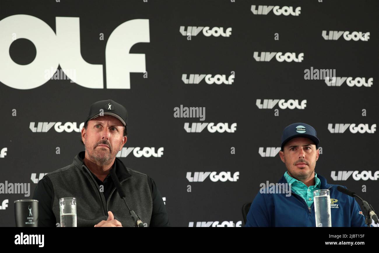 Londres, Royaume-Uni. 08th juin 2022. L'américain Phil Mickelson (L) et Chase Koepka répondent aux questions des médias lors d'une conférence de presse pour l'événement inaugural de golf du LIV au club Centurion à Hertfordshire, mercredi, 08 juin, 2022.l'événement est controversé en raison de golfeur tels que Dustin Johnson laissant le tour PGA pour prendre part et parce qu'il est financé par l'argent saoudien. Photo de Hugo Philpott/UPI crédit: UPI/Alay Live News Banque D'Images