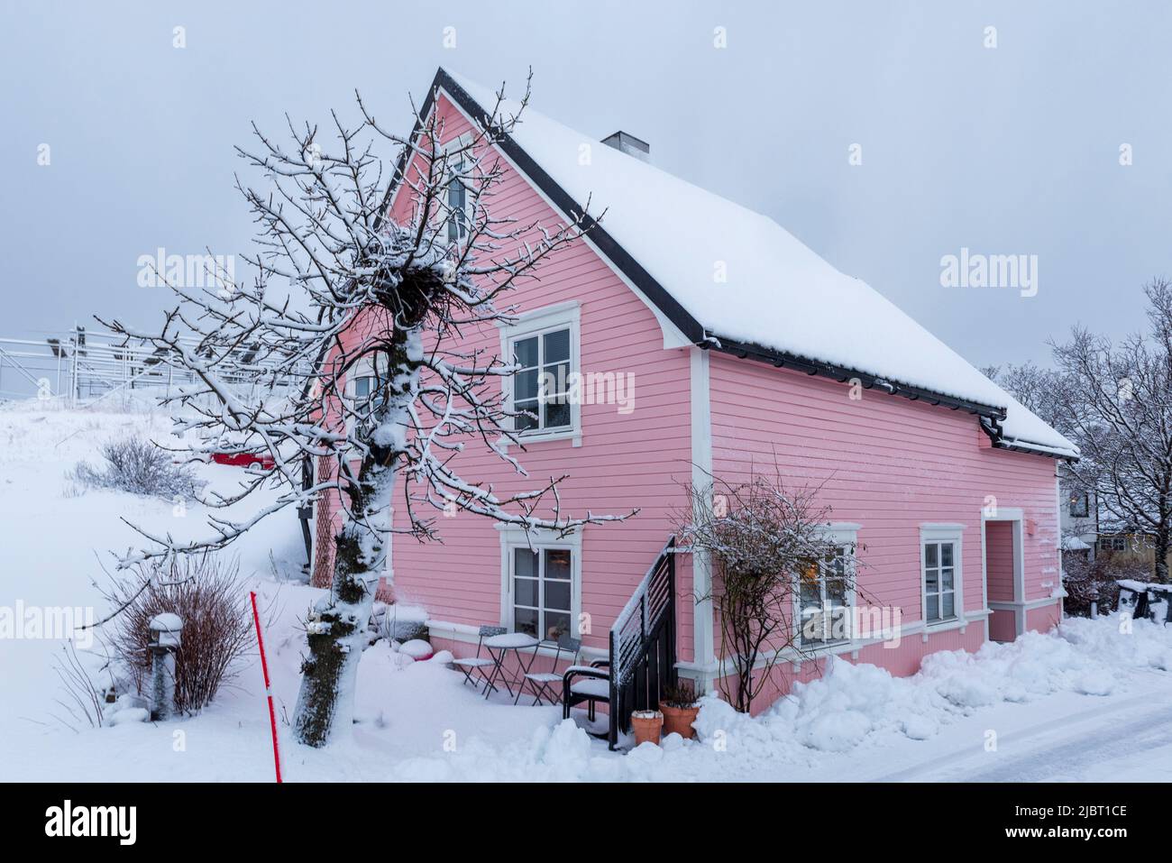 Norvège, Comté de Nordland, îles Lofoten, Henningsvaer, maison rose Banque D'Images