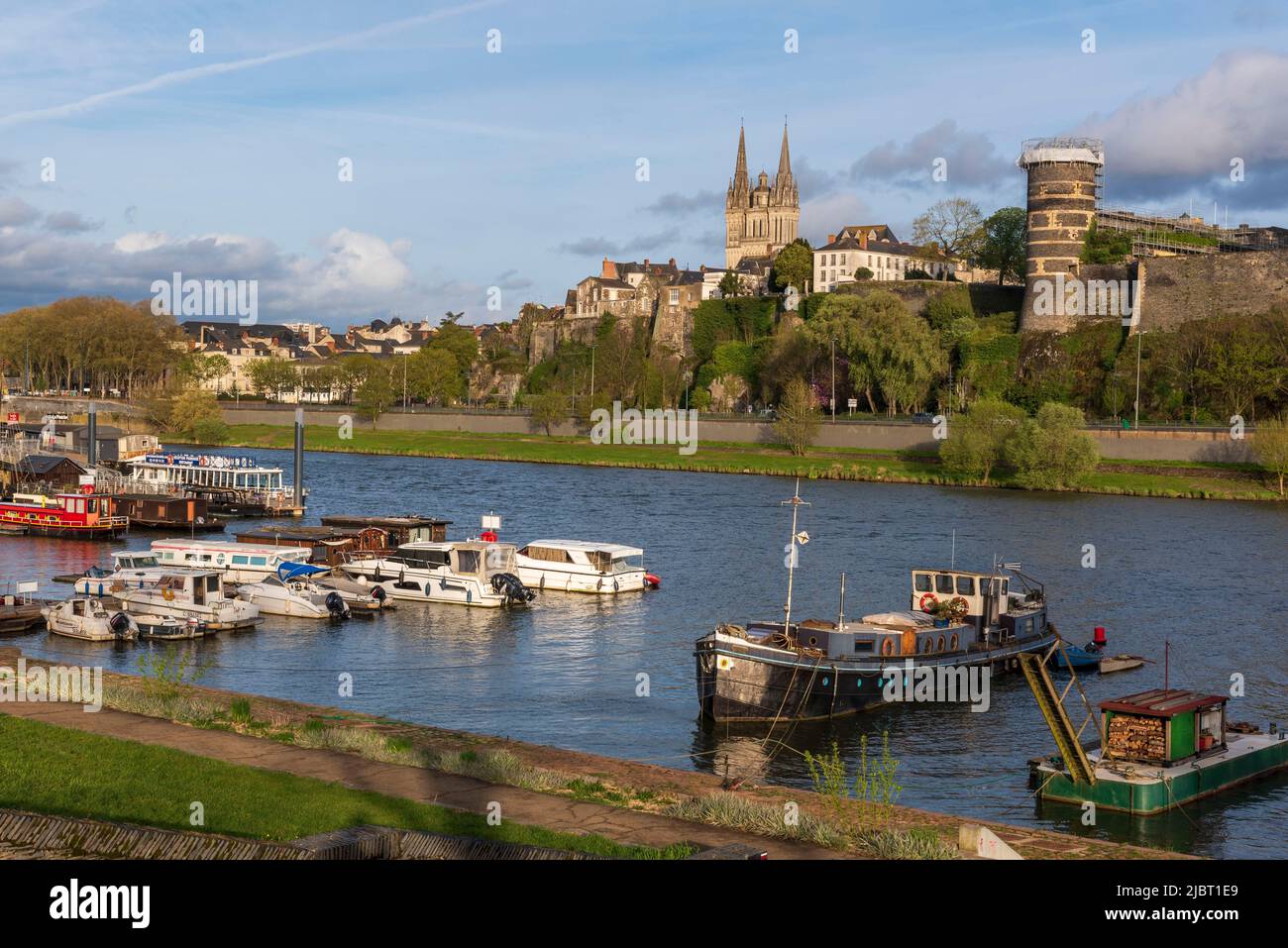 France, Maine et Loire, Angers, rives du Maine, château des ducs d'Anjou et cathédrale Saint Maurice Banque D'Images