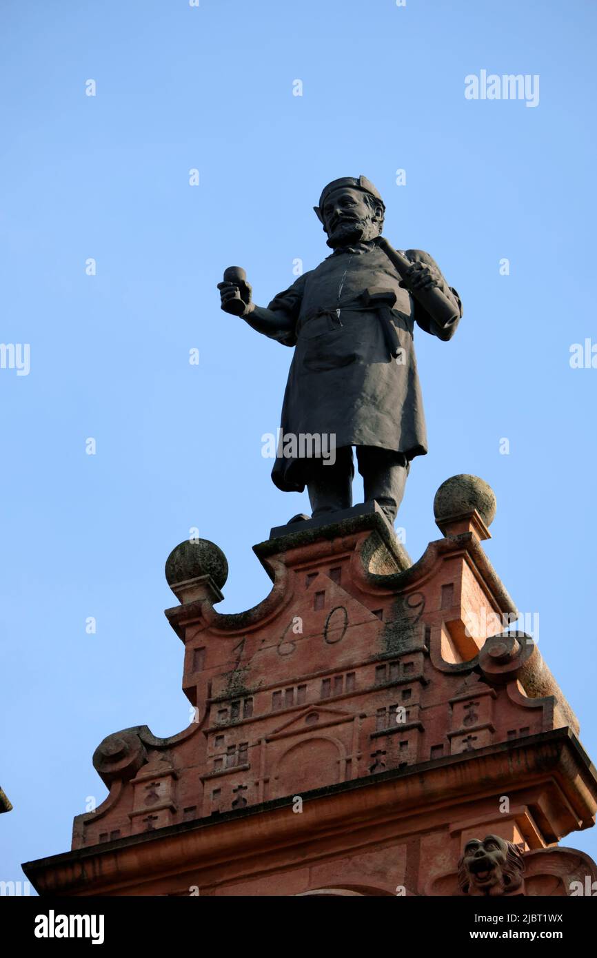 France, Haut Rhin, Colmar, Maison des Tetes en date de 1609, pignon surmonté par une petite cooper d'Auguste Bartholdi Banque D'Images