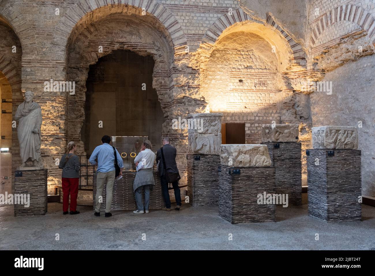 France, Paris, Musée Cluny - Musée National du Moyen Age, salle 1, frigidarium des thermes de Cluny, collections romaines et gaulâtres Banque D'Images