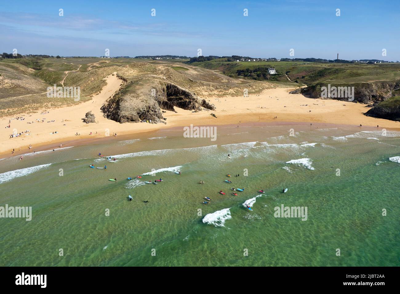 France, Morbihan, Belle Ile en mer, Bangor, surfeurs sur la plage de Donnant (vue aérienne) Banque D'Images