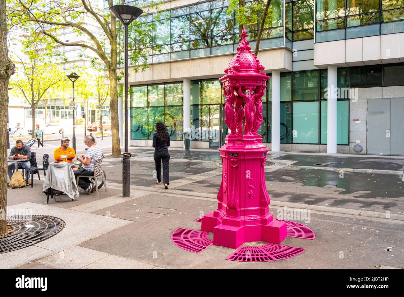 France, Paris, Fontaine Wallace peinte en rose, 3 rue Jean Anouilh, 13th Banque D'Images