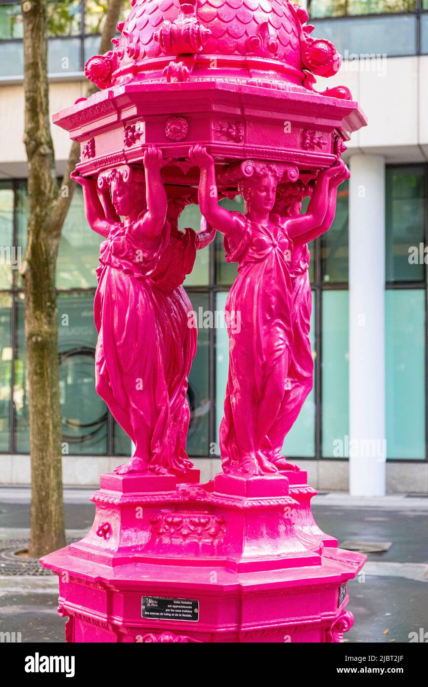 France, Paris, Fontaine Wallace peinte en rose, 3 rue Jean Anouilh, 13th Banque D'Images