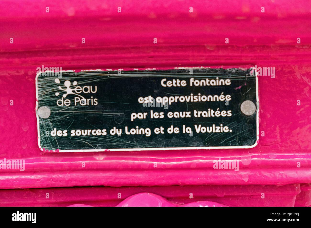France, Paris, Fontaine Wallace peinte en rose, 3 rue Jean Anouilh, 13th Banque D'Images