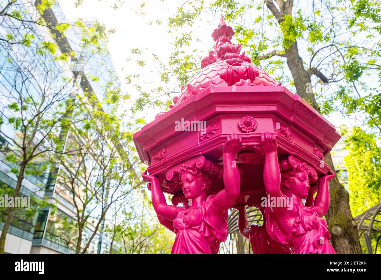 France, Paris, Fontaine Wallace peinte en rose, 3 rue Jean Anouilh, 13th Banque D'Images
