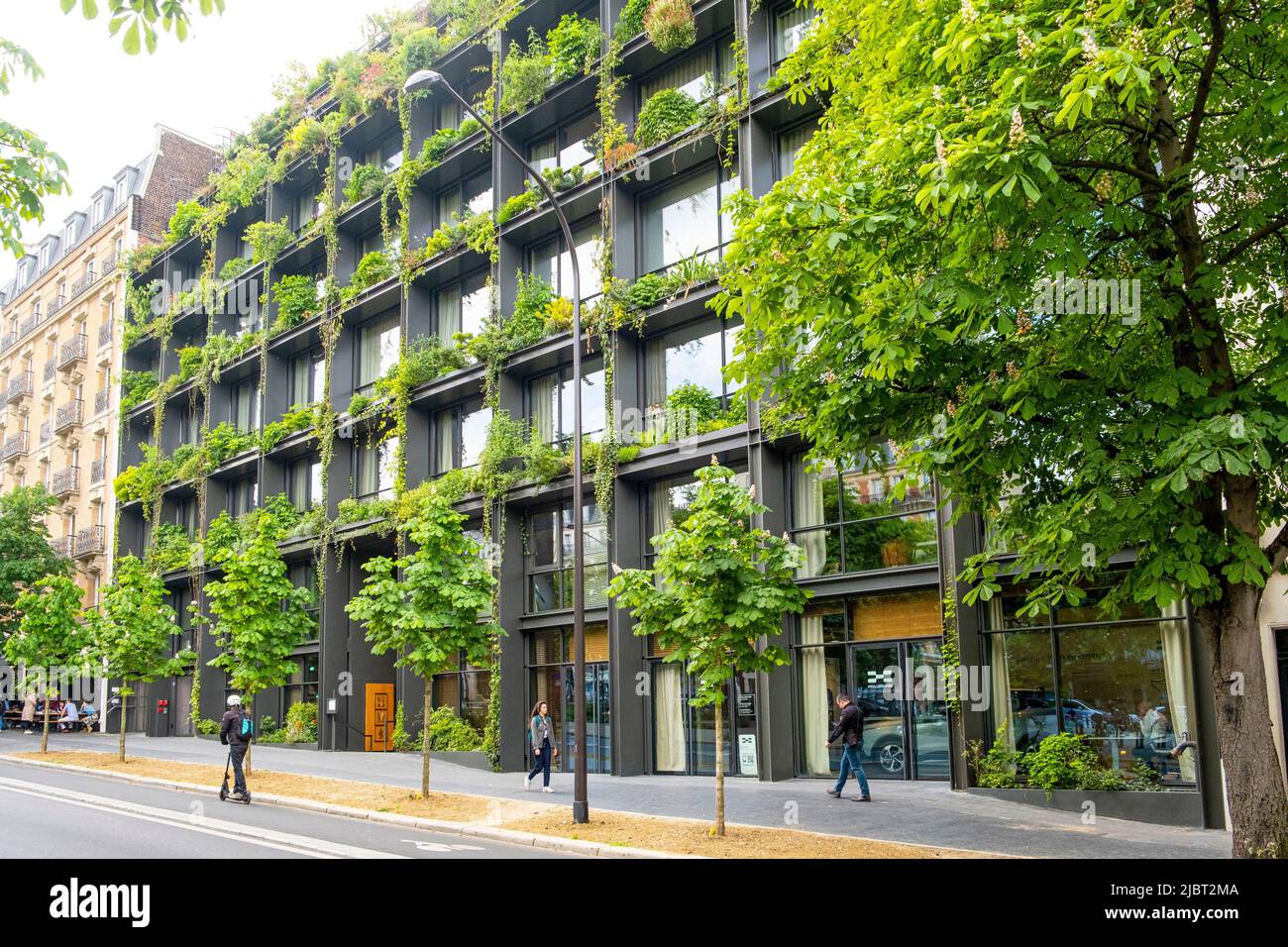 France, Paris, bâtiment vert boulevard Pasteur, 15th Banque D'Images