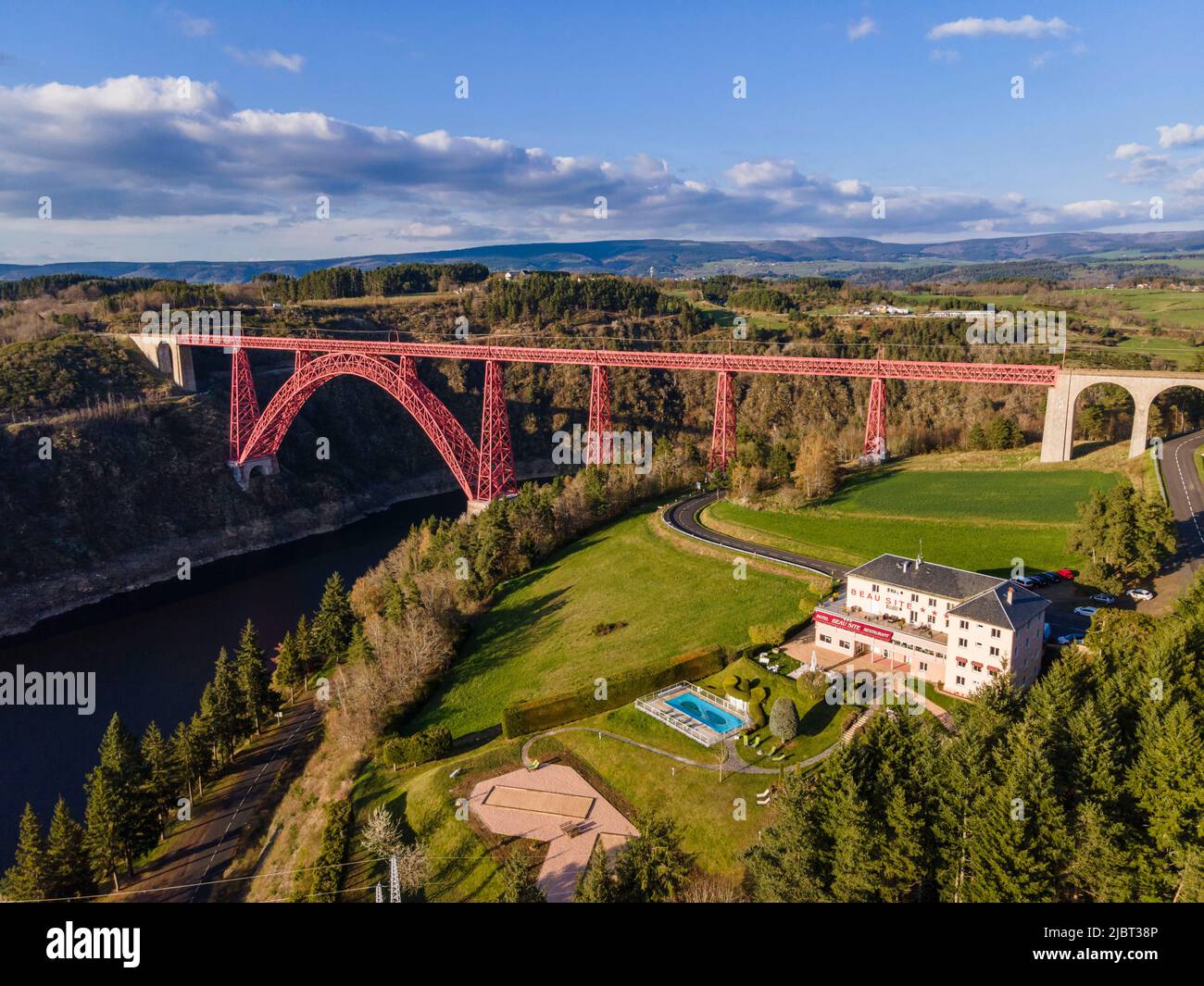 France, Cantal, Ruynes en Margeride, le canyon de la Truyère et le viaduc de Garabit construit par Gustave Eiffel (vue aérienne) Banque D'Images