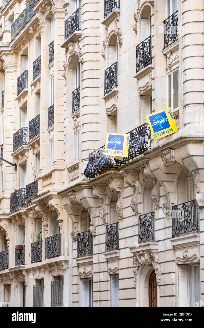 France, Paris, immeuble Haussmann, appartement à vendre Banque D'Images