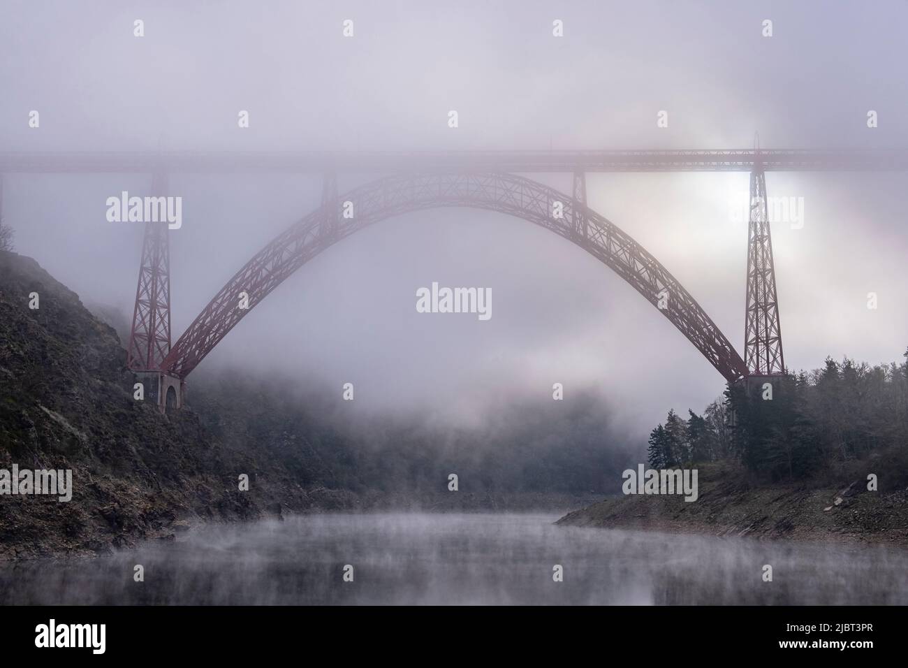 France, Cantal, Ruynes en Margeride, le canyon de la Truyère et le viaduc de Garabit construit par Gustave Eiffel Banque D'Images