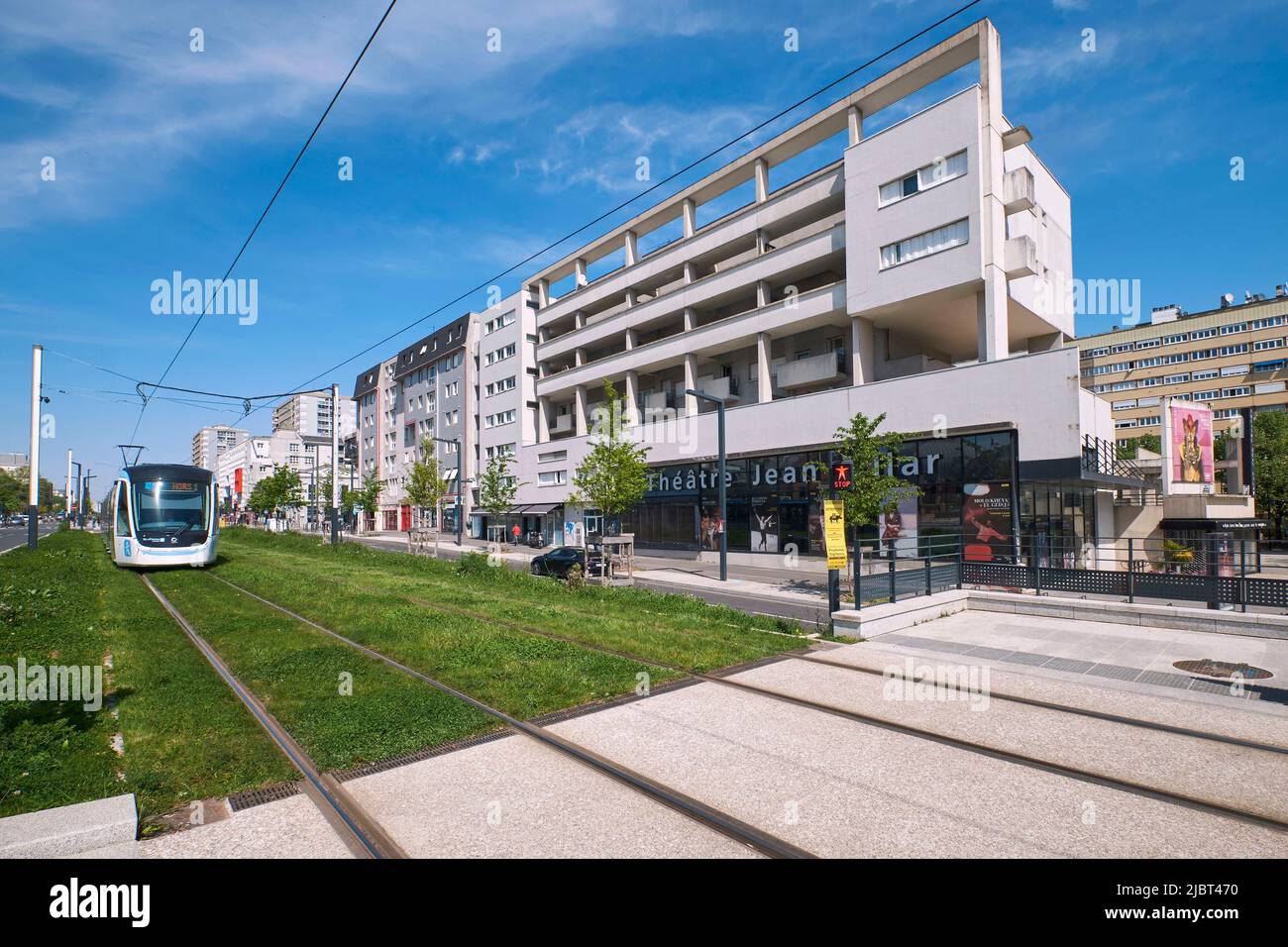 France, Val de Marne, Vitry sur Seine, Tram passant devant le théâtre Jean Vilar Banque D'Images