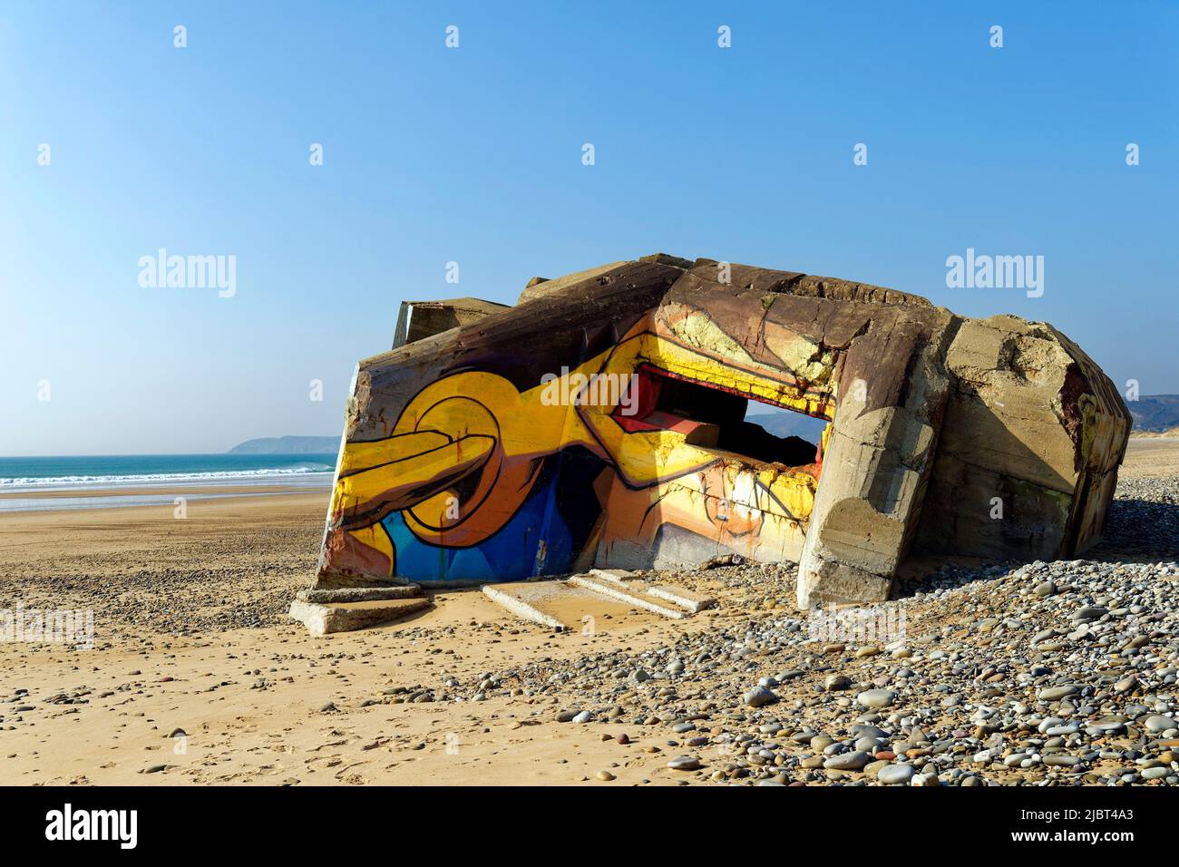 France, Manche, Péninsule du Cotentin, Cap de la Hague, dunes de Biville, site naturel protégé par le Conservatoire du littoral, bunker sur la plage Banque D'Images