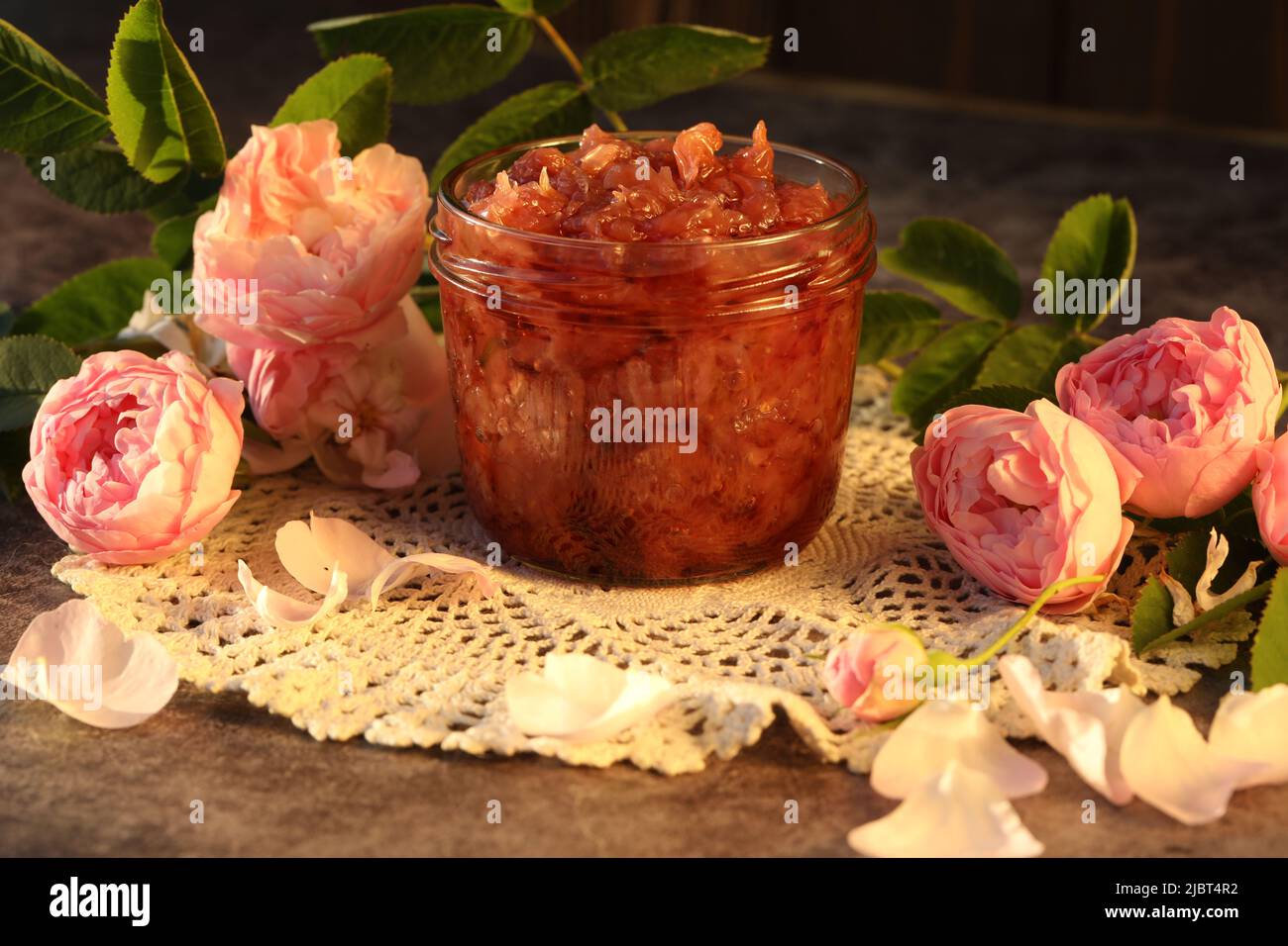 Confiture de pétales de rose avec roses roses. Encore la vie Banque D'Images