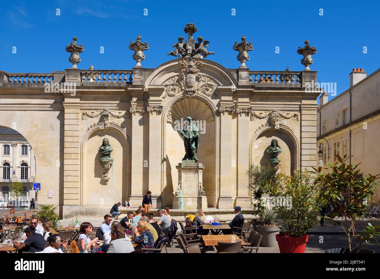 France, Meurthe et Moselle, Nancy, place Vaudemont, Fontaine Jacques Callot, Statue créée par Eugène Laurent représentant le graveur Jacques Callot et entourée de bustes des graveurs Israël Silvestre et Ferdinand de Saint urbain Banque D'Images