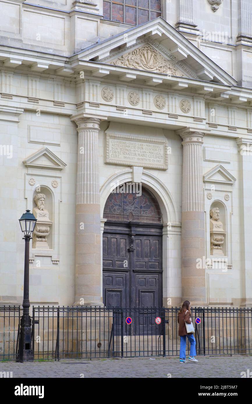 France, Loire Atlantique, Nantes, quartier Bouffay, église Sainte Croix, façade du 17th siècle de style classique avec colonnes et fronton ancien Banque D'Images