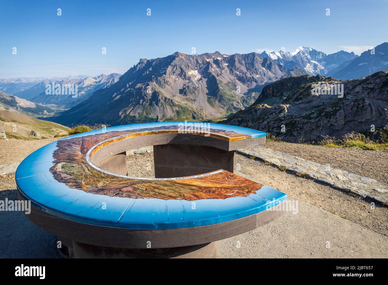 France, Hautes-Alpes, Parc National des Ecrins, le Monêtier-les-bains, vue depuis la table d'orientation du Col du Galibier (2642 m) sur le massif de la Meije et la vallée de la Guisane derrière le plan Banque D'Images