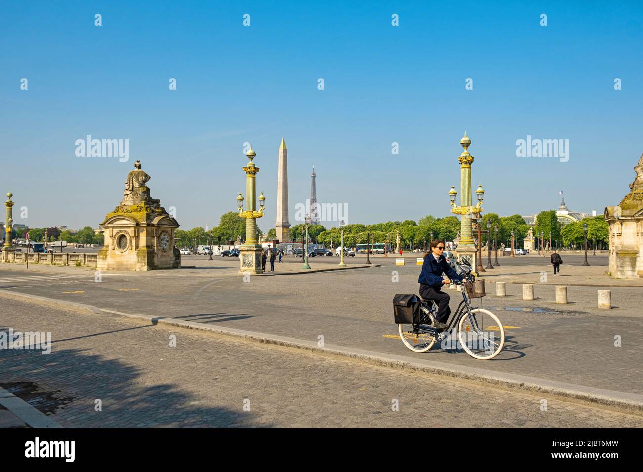 France, Paris, place de la Concorde, Tour Eiffel et Obélisque, vélo Banque D'Images