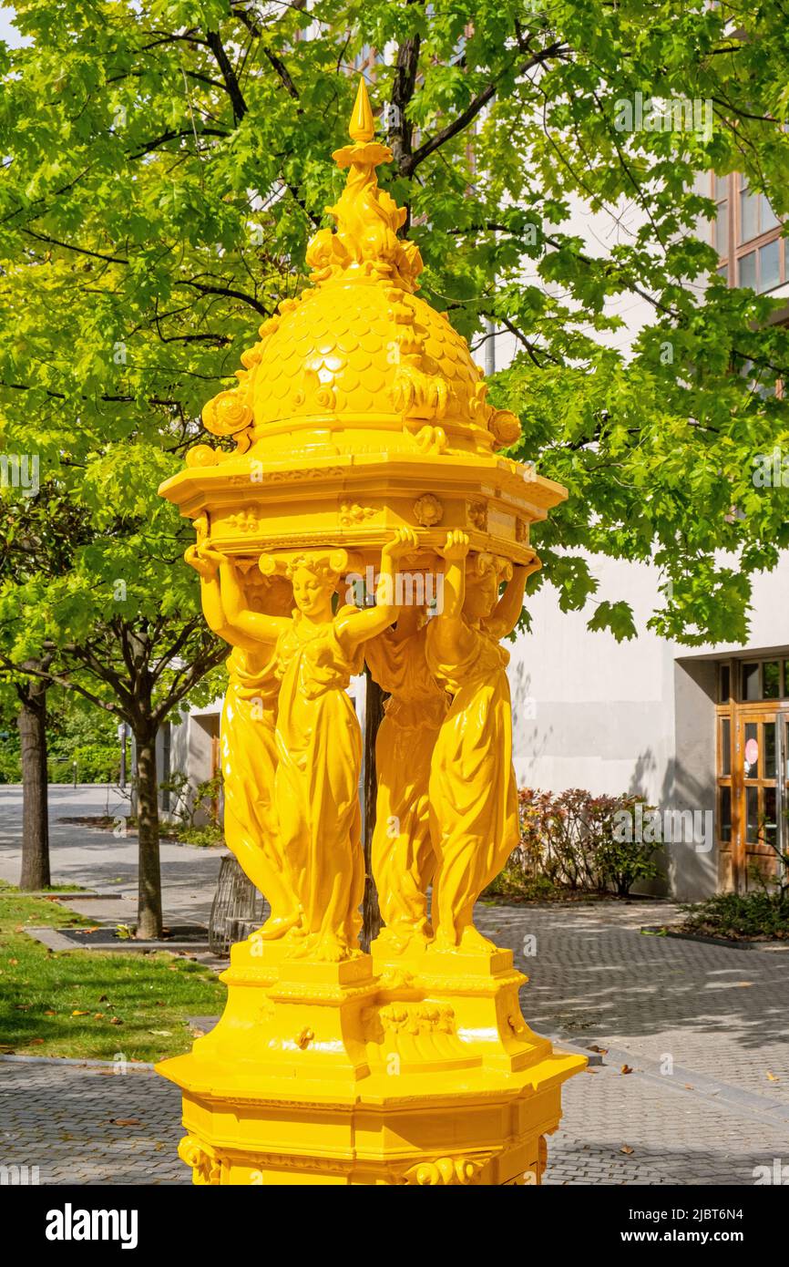 France, Paris, Fontaine Wallace peinte en jaune, Esplanade Pierre Vidal Naquet Banque D'Images