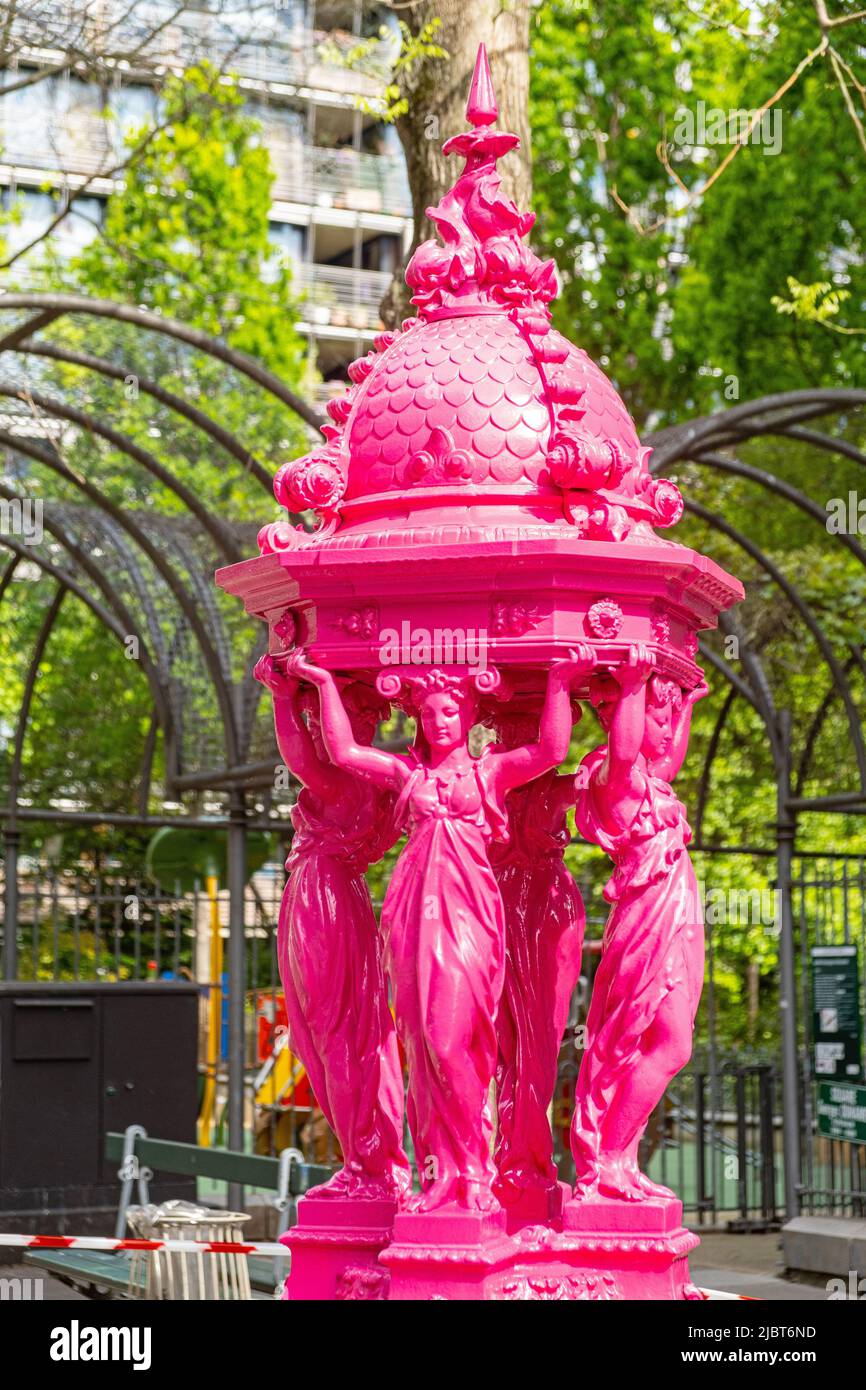 France, Paris, Fontaine Wallace peinte en rose Banque D'Images