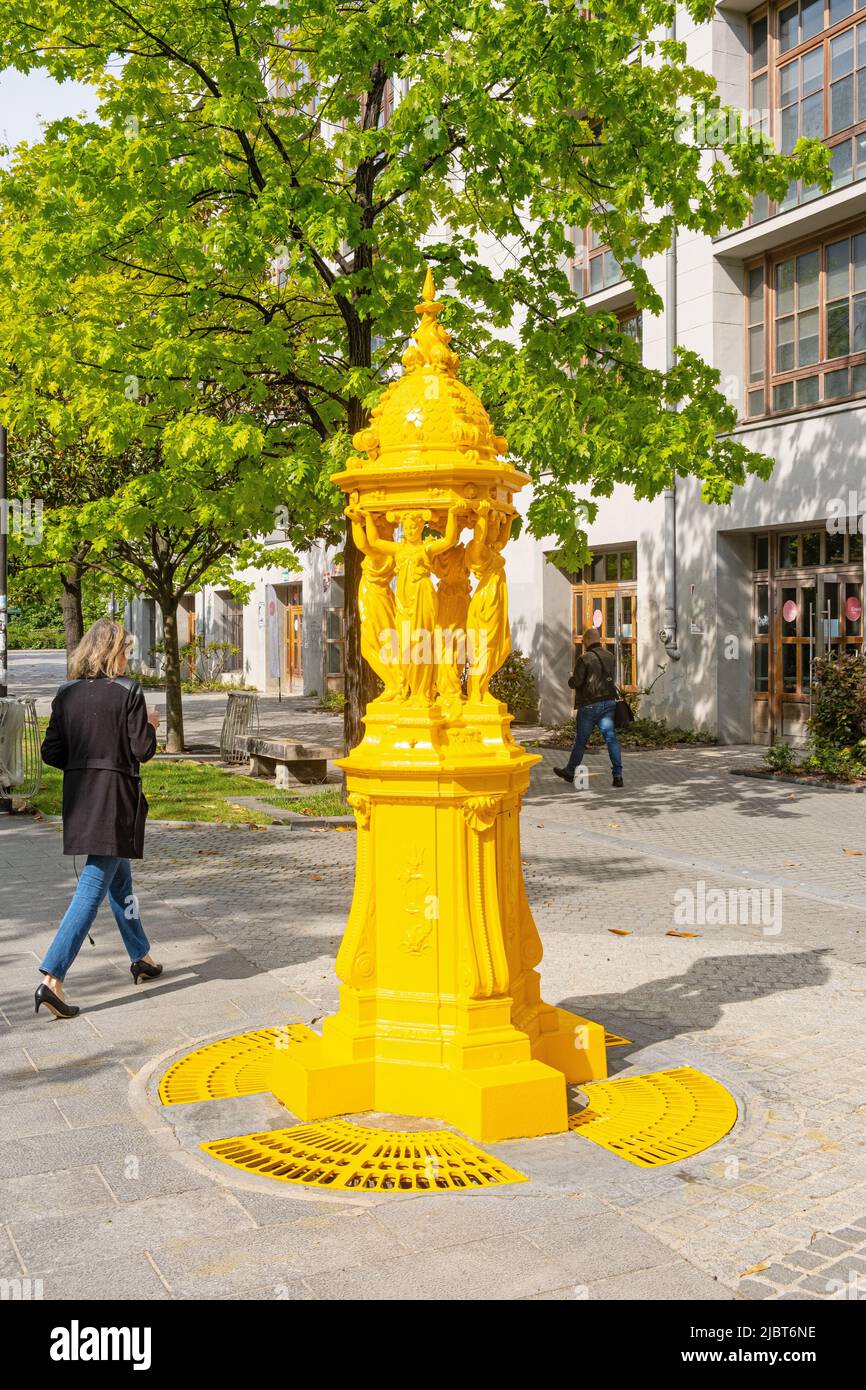France, Paris, Fontaine Wallace peinte en jaune, Esplanade Pierre Vidal Naquet Banque D'Images