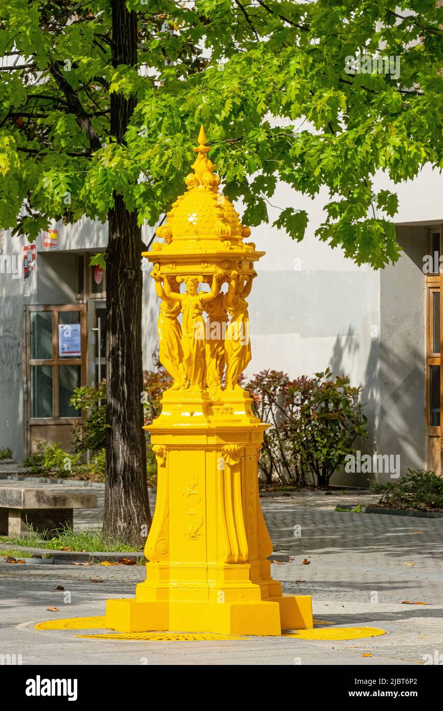 France, Paris, Fontaine Wallace peinte en jaune, Esplanade Pierre Vidal Naquet Banque D'Images