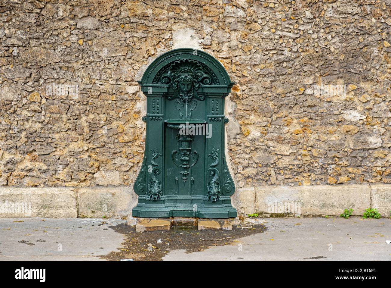 France, Paris, rue Geoffroy Saint Hilaire, la seule fontaine Wallace de Paris penchée contre un mur Banque D'Images