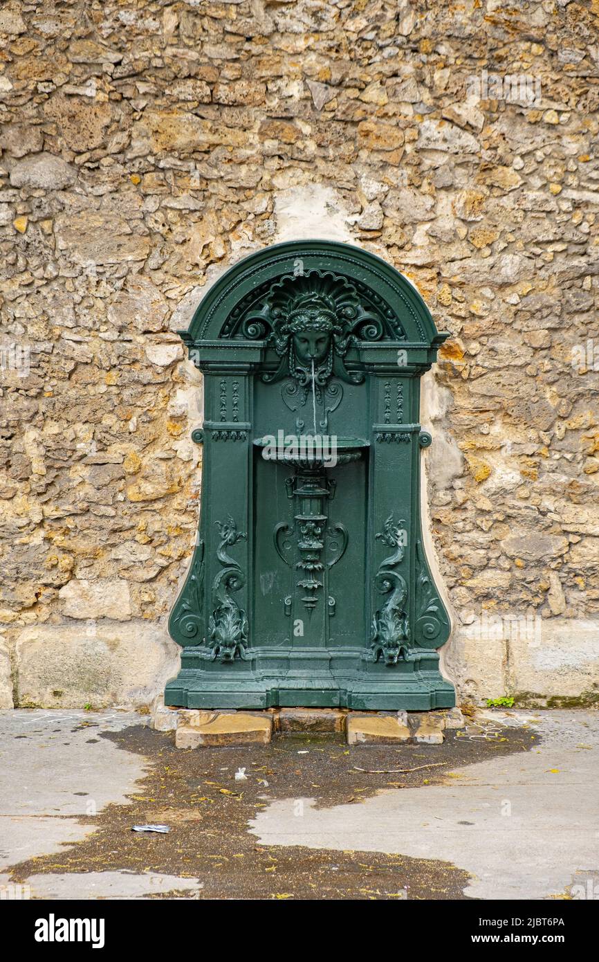 France, Paris, rue Geoffroy Saint Hilaire, la seule fontaine Wallace de Paris penchée contre un mur Banque D'Images
