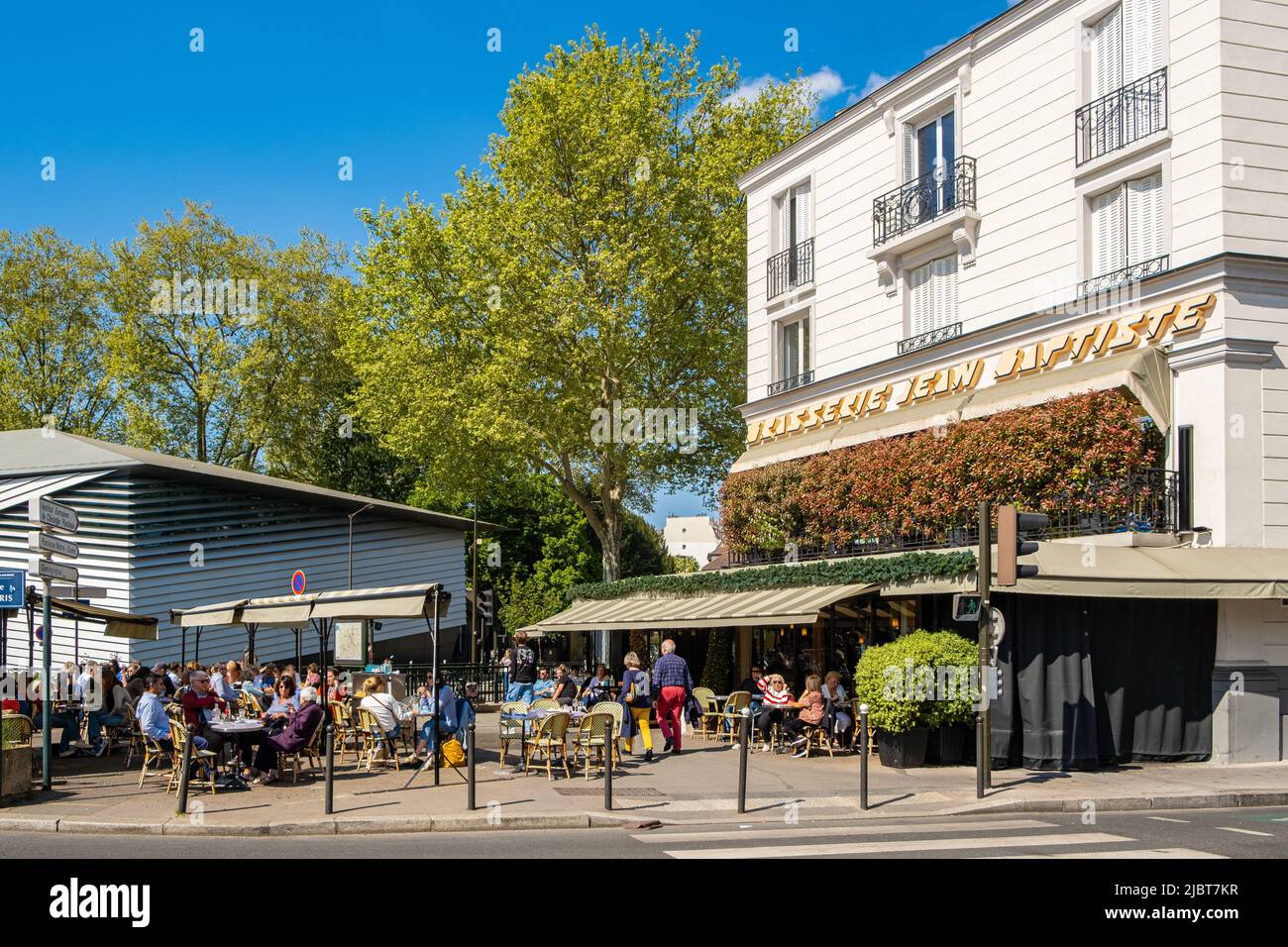 France, hauts de Seine, Boulogne Billancourt, espace Landowski, rond-point Rhin et Danube, café Banque D'Images