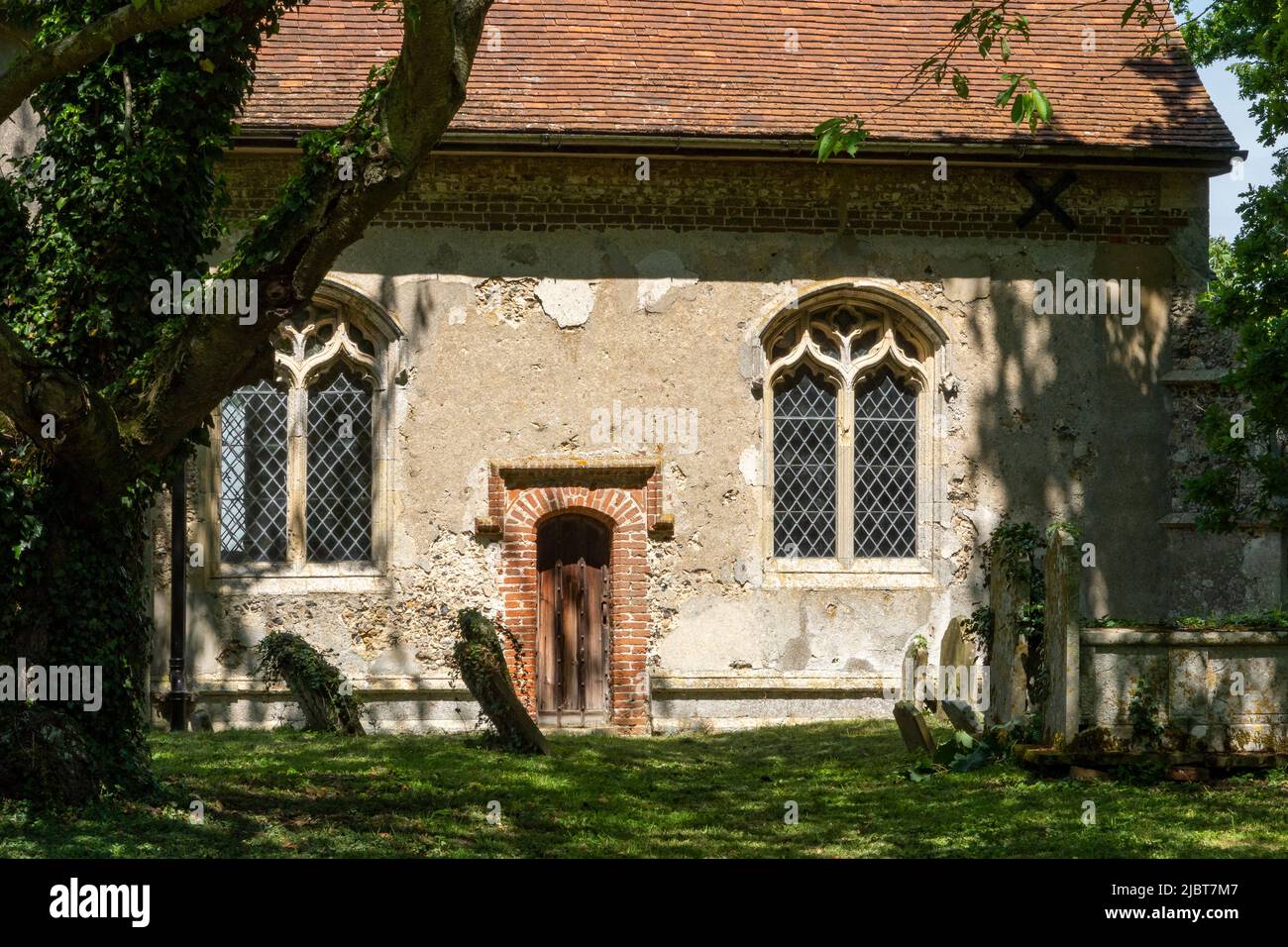 Vue sur le cimetière de All Saints Church, Saxstead, Suffolk Banque D'Images