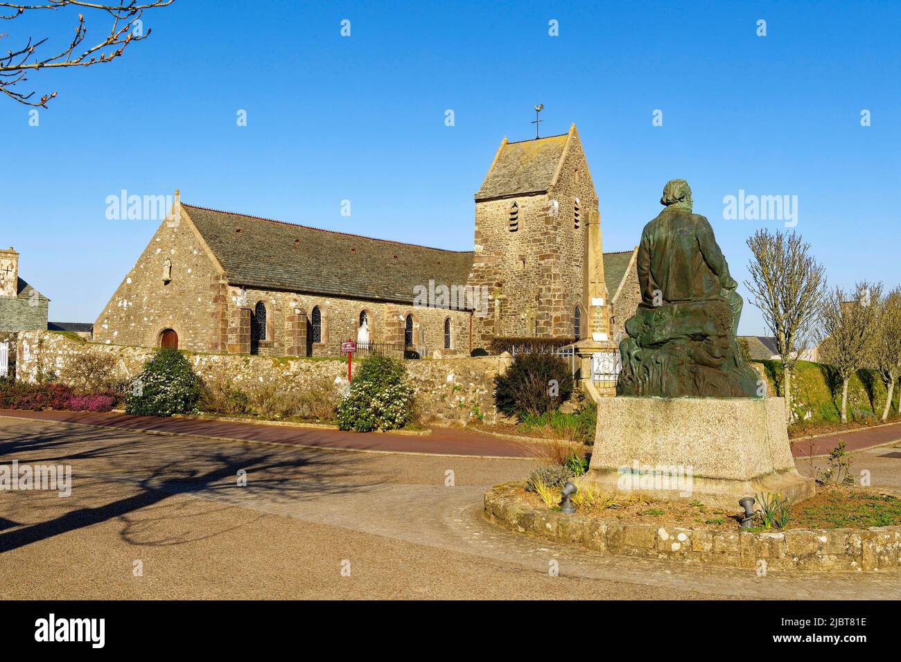 France, Manche, Cotentin, Cap la Hague, Greville Hague, Statue de Jean-François Millet et église Sainte Colombe Banque D'Images