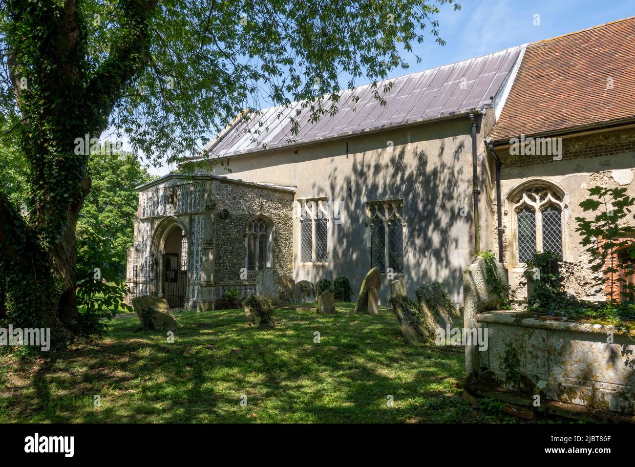 Vue sur le cimetière de All Saints Church, Saxstead, Suffolk Banque D'Images