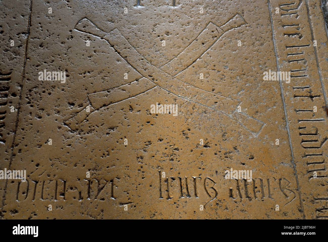 France, Doubs, Saint Hippolyte, Église colégiate notre Dame du 14th siècle, siècle, nef, tombe d'un Tanner, emblème, outils, couteaux de Tanner Banque D'Images