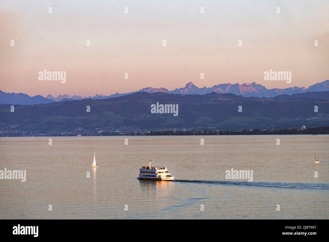 Allemagne, Bade-Wurtemberg, Lac de Constance (Bodensee), près de Meersburg, Alpes suisses en arrière-plan Banque D'Images